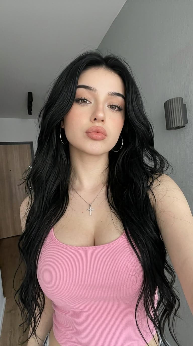 Öykü Ü. Escort İstanbul - Fotoğraf 1 / 3